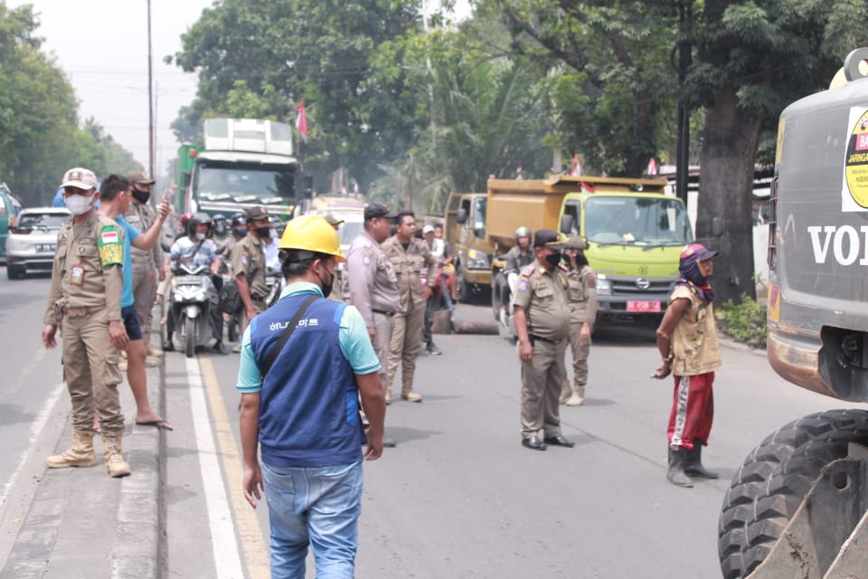 Medan Deli,  Satpol PP Kota Medan Berkolaborasi Menertiban Pos kamling di Jalan Yosudarso Kelurahan Mabar